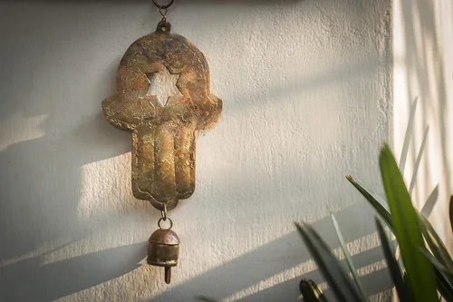 Vista 2 de De Kulture Campana de metal Hamsa Campana de viento colgante para el hogar, jardín, balcón, decoración ideal para Año Nuevo, aniversario, fiesta