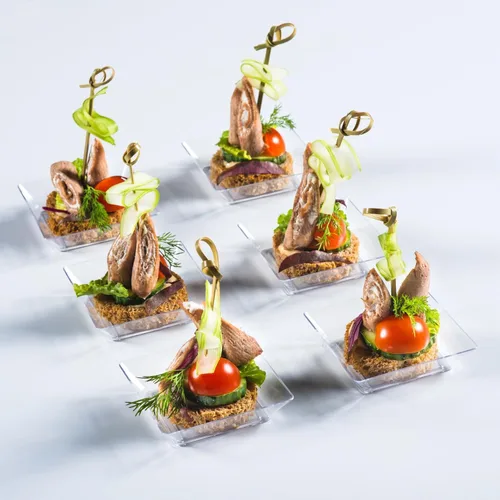 Vista 5 de Mini platos cuadrados de postre con cucharas, 1 onza Small Plastic Appetizer Plates, Individual Party Serving Trays, Tiny, or Hors D'oeuvres