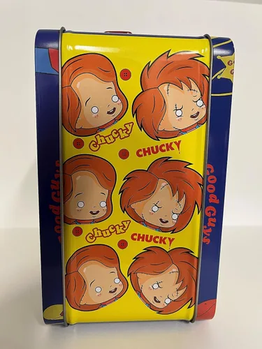 Vista 4 de Chucky Tin Titans presenta una lonchera exclusiva de Good Guys con recipiente para bebidas