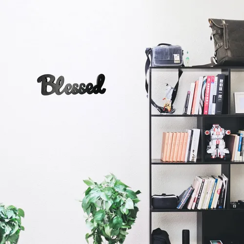 Vista 6 de YUMBOR - Letrero de madera negra con recorte de texto en inglés «Blessed Freely Stand» para decoración de mesa de cocina, mesa, chimenea, mantel