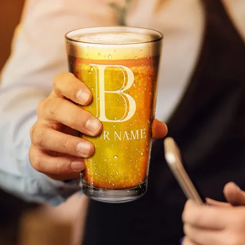 Vista 4 de Vasos personalizados con monograma, letra inicial B, vaso de cerveza grabado, 16 onzas, pintas grabadas, regalos de cumpleaños únicos para mujeres