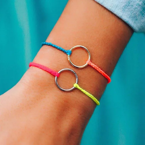 Vista 2 de Pura Vida Pulsera de círculo completo de dos tonos de oro o plata impermeable ajustable