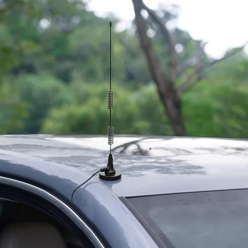 Vista 2 de Bingfu Doble banda VHF UHF 136-174MHz 400-470MHz Handheld Two Way Ham Radio Antena de base magnética SMA Antena macho para Walkie Talkie Icom Yaesu