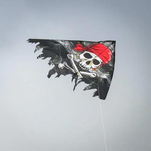 Vista 2 de In the Breeze 3257 — Smokin' Pirate Fringe 50" Delta Kite — Cometa voladora fácil para todas las edades, actividades de playa para niños y adultos