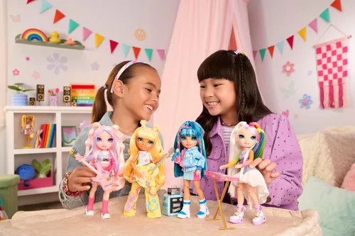 Vista 9 de Rainbow High Jr High Rock Band - Skyler, muñeca de moda azul de 9 pulgadas con micrófono más soporte y amplificador, personalizable con calcomanías