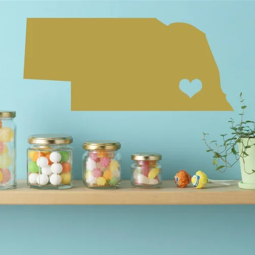 Vista 4 de Nebraska State Decal - Cornhusker State Vinyl Wall Art - Silhouette with Lincoln (Capital City) Marked with Heart