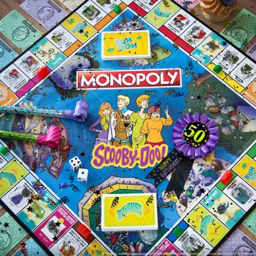 Vista 7 de USAOPOLY Juego de mesa Monopoly Scooby-Doo! Mercancía oficial de Scooby-Doo! basada en la popular caricatura de Scooby-Doo! Juego clásico