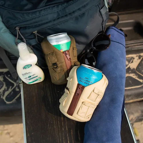 Vista 7 de Puffin - El chaleco Adventurer Adventure - Enfriador de latas aislado, bronceado clásico