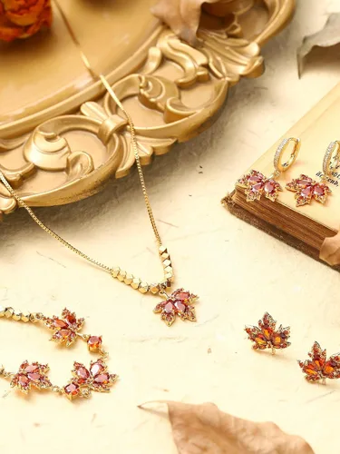 Vista 3 de Sasylvia Juego de 4 piezas de joyería de otoño de hoja de arce para mujer, collar, pulsera de diamantes de imitación, 2 aretes de hoja de arce