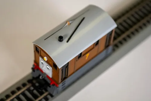 Vista 2 de Bachmann Trenes Thomas y sus amigos - Toby The Tram Engine con ojos en movimiento, negro, 0,5 litros