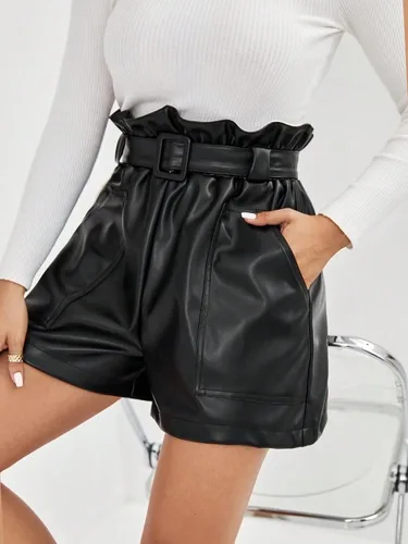 Vista 3 de WDIRARA Pantalones cortos de piel sintética con cinturón y bolsillos para mujer