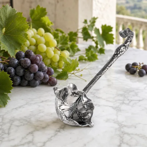 Vista 2 de Arthur Court Cucharón de aluminio con patrón de uva, elegante cucharón de ponche/sopa para entretener, 12 pulgadas de largo