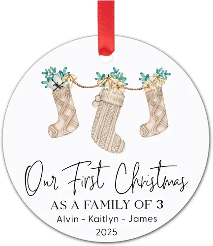 Vista 9 de Adorno de Navidad de familia de tres – Regalos para padres recién nacidos – Regalos para padres nuevos para parejas – Adornos de Navidad 2