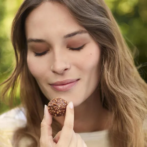 Vista 4 de Ferrero Rocher - Juego de regalo de chocolate, bombones de chocolate con avellana y leche, caja de 42 piezas