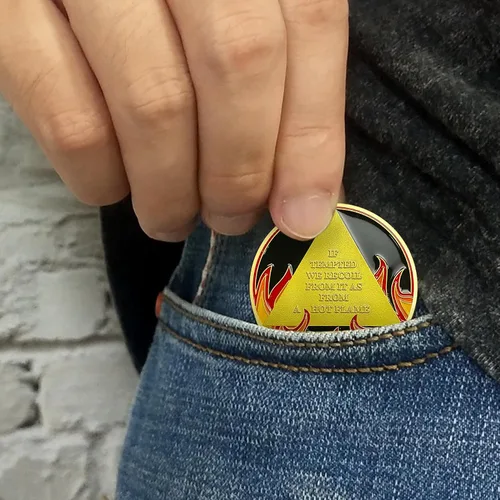Vista 5 de Moneda de sobriedad triangular de 8 años de llama Alcohólicos Anónimos Monedas AA Regalos de sobriedad para hombres y mujeres Moneda AA