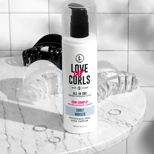 Vista 4 de Love Ur Curls Crema Estilo All in One Libre de Fragancia para Cabello Rizado Texturizado, Repara, Define, Hidrata y Estiliza con Manteca de Karité