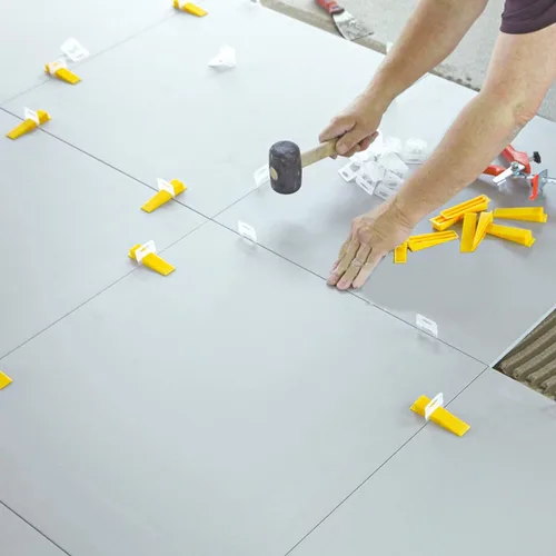 Vista 2 de GenericBrands Kit de sistema de nivelación de azulejos de 1/8 de pulgada, 600 clips espaciadores de azulejos y 200 cuñas reutilizables con 1