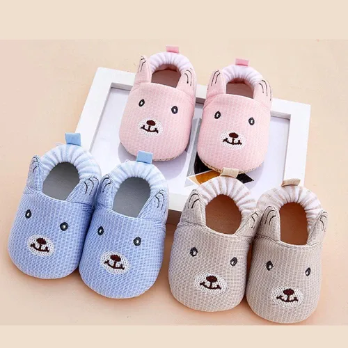 Vista 4 de Sekantrol Zapatos para recién nacidos, para niños y niñas, zapatos deportivos unisex con suela antideslizante suave, pantuflas ajustables de dibujos