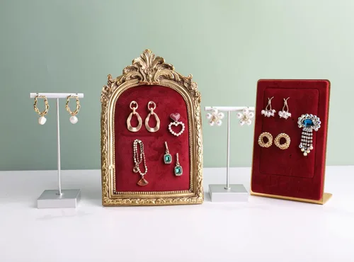 Vista 9 de GemeShou Exhibición de pendientes de terciopelo rojo para la venta, soporte de soporte de aretes lindo para espectáculo, pendiente de metal y collar