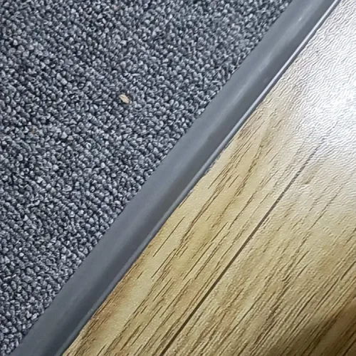 Vista 3 de Borde flexible para el borde de la alfombra, tira de umbral de puerta extra larga autoadhesiva, protector de seguridad de borde para alfombra