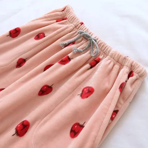 Vista 7 de RICHTRUE Pantalones de pijama peludos de fresa para mujer, pijamas kawaii, lindos pantalones de pijama para mujer, pantalones de pijama preppy