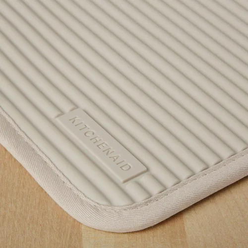 Vista 3 de KitchenAid Ribbed Soft Silicone Water Resistant Pot Holder Set, Milkshake, 2 Piece Set, 7"x9" & Beacon Two-Tone Non-Slip Mini Oven Mitt Set