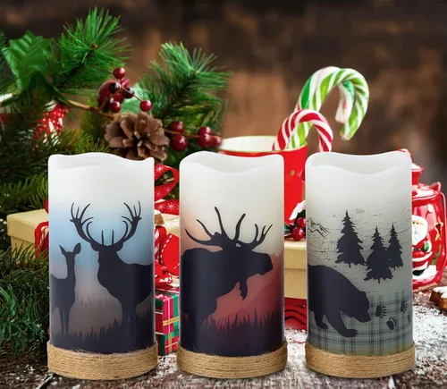 Vista 3 de CANDLE IDEA 3 piezas de velas de pilar de cera real operadas por batería con encantadores calcomanías de ciervo, alce y oso, velas LED sin llama