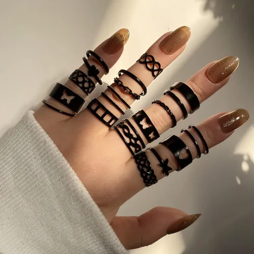 Vista 2 de Anillos negros para hombres y mujeres y niñas juego de anillos góticos punk paquete de anillos ajustables góticos anillos de animales apilables