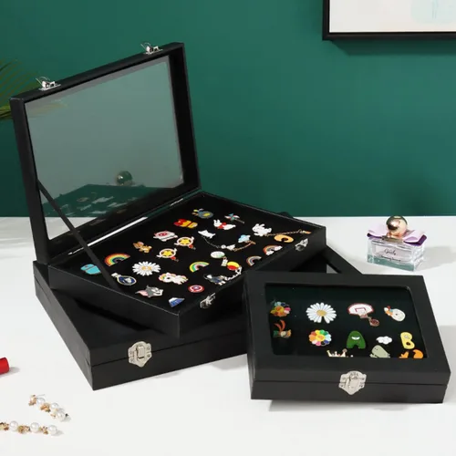 Vista 5 de Caja expositora grande negra a prueba de polvo con ganchos para medallas militares, joyas, insignias, collares, pulseras, 13.8 x 9.5 pulgadas