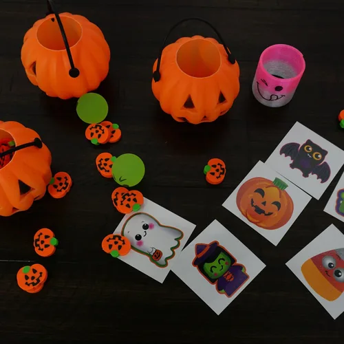Vista 3 de 4E's Novelty Paquete de 24 mini cubos de calabaza para dulces de Halloween a granel para niños, bolsas de golosinas de Halloween, rellenos de bolsas