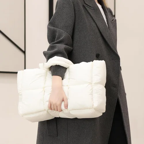 Vista 9 de Herald Bolso de mano acolchado grande para mujer, bolso de hombro acolchado de algodón ligero para el invierno