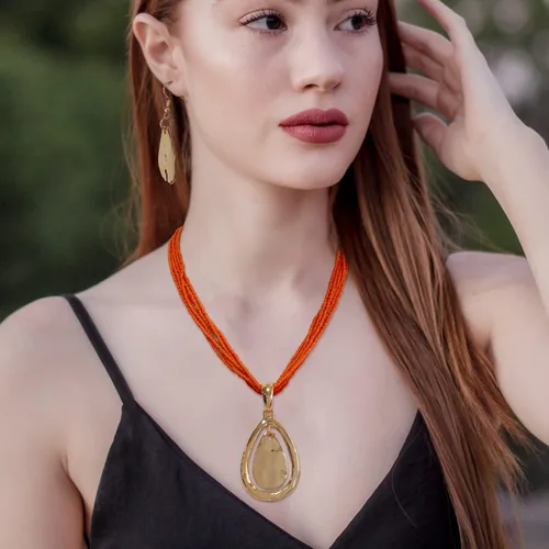 Vista 2 de Coiris Gargantilla de cuentas de semillas con dije de lágrima, collar de metal punk grueso para mujer, joyería