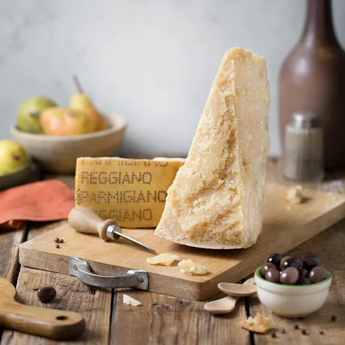 Vista 3 de Parmigiano Reggiano DOP 24 meses 1 kg (2.2 lb) - El único parmesano - EMILIA FOOD LOVE Seleccionado con amor en Italia