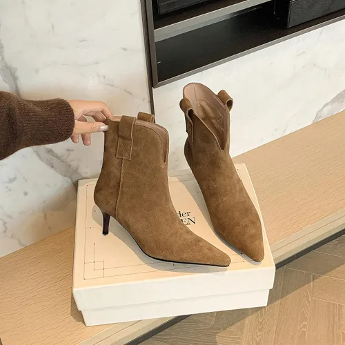 Vista 6 de Dance&Style Zapatos de tacón de gatito de 2.36 pulgadas para mujer, botas de tobillo de gamuza de cuero, botas de invierno retro