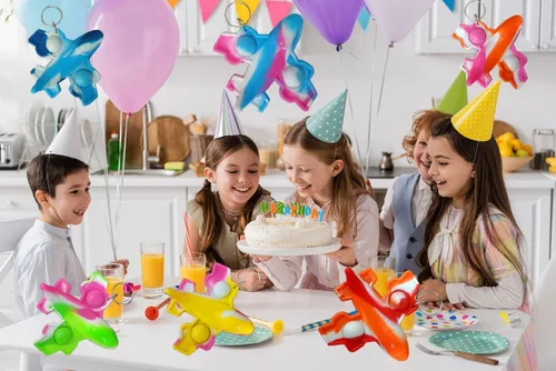 Vista 5 de Paquete de 100 unidades de juguetes para ansiedad de burbujas de arcoíris para niños y niñas, suministros de fiesta de cumpleaños, regalos de premio