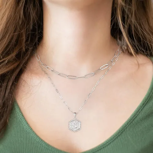 Vista 4 de Turandoss - Collares con iniciales en capas de plata para mujer, collar de cadena de clip chapado en oro blanco de 14 quilates, collar