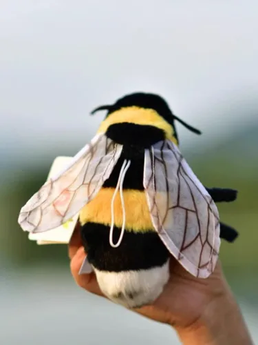 Vista 3 de TAMMYFLYFLY Muñeco de peluche de insecto suave, abeja rellena, muñeco de abeja de peluche lindo, 17cm (abeja)