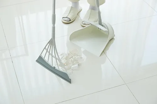 Vista 4 de Juego de escoba y recogedor Broombi - Escoba y escobilla de silicona para todas las superficies para limpieza interior - Barre vidrio, polvo