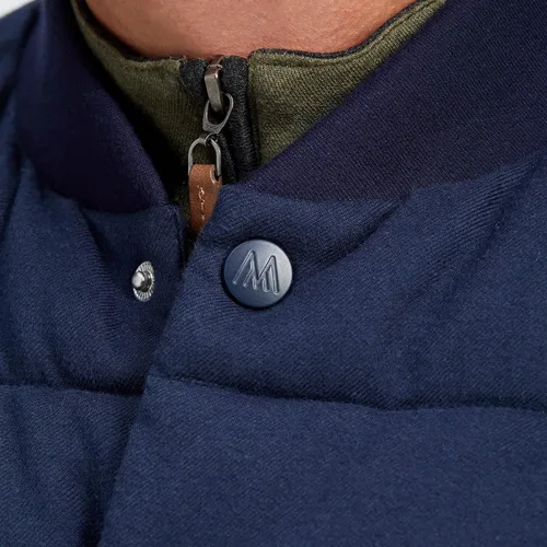 Vista 4 de Mizzen+Main Chaleco acolchado ligero resistente al agua para hombre, con botones frontales, colección York
