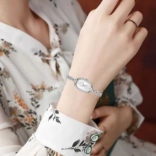 Vista 4 de Elegante reloj ovalado impermeable dorado vintage reloj ajustable de acero inoxidable pulsera de cuarzo para mujer