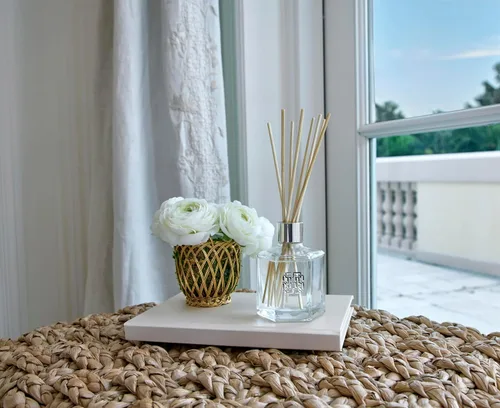 Vista 3 de HomeWorx by SLATKIN + CO. Difusor de varillas de lirio acuático costero
