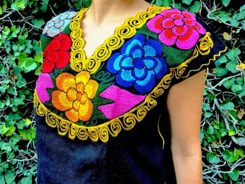 Vista 4 de Blusa mexicana floral Auténtica blusa bordada de Chiapas 100% hecha a mano Negro con flores coloridas, Negro, L