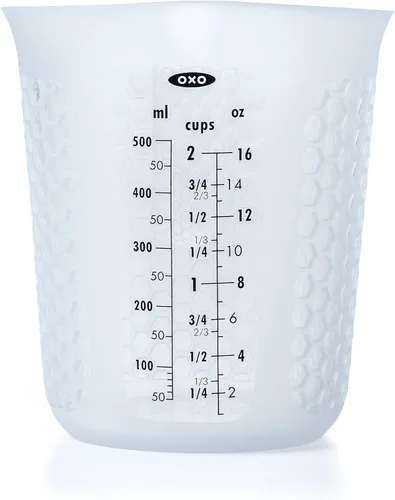 Vista 9 de 1 taza de medir de silicón para exprimir y verter, con patrón Stay-Cool, de la marca Oxo Good Grips, Transparente