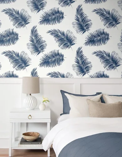 Vista 5 de Lillian August NextWall Luxe Haven - Papel tapiz para despegar y pegar de palma (blanco y azul marino)