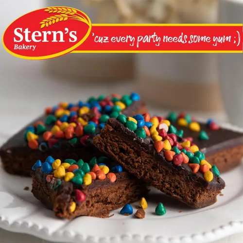Vista 5 de Brownies Cesta de regalo Brownies de chocolate envueltos individualmente [9 unidades] cubiertos con chips de caramelo arcoíris Snacks
