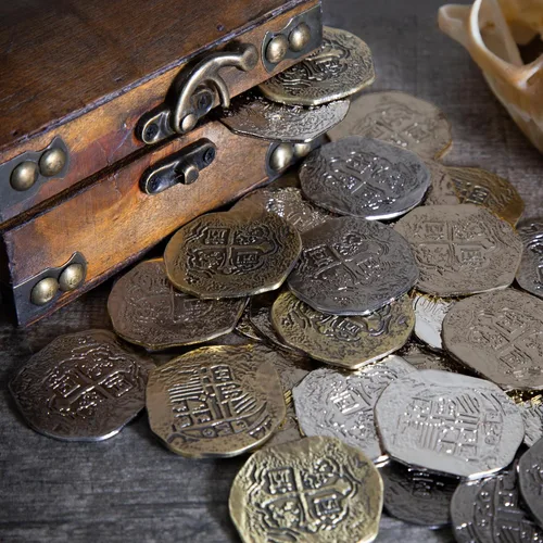 Vista 3 de Monedas de metal pirata Beverly Oaks - Réplicas de doblón español en oro y plata - Tesoro pirata de monedas de metal de fantasía (24 monedas-jumbo)