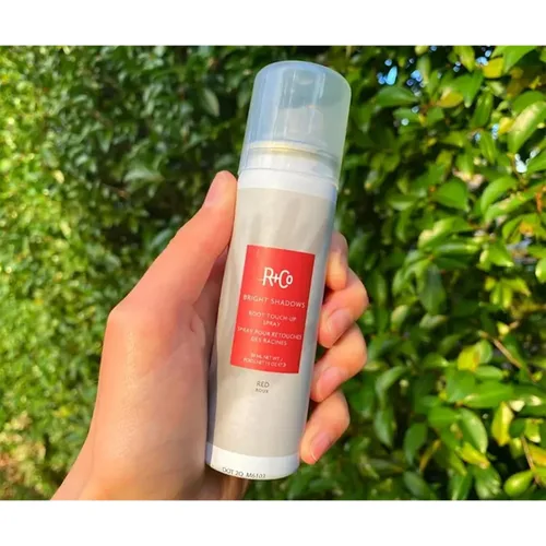 Vista 3 de R+Co Bright Shadows Root Touch-Up Spray - 1.5 Oz Rojo