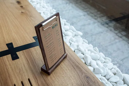 Vista 9 de Soporte de menú de mesa de madera con clip, portapapeles de madera, soporte de exhibición de letreros de madera, soporte de letrero de boda