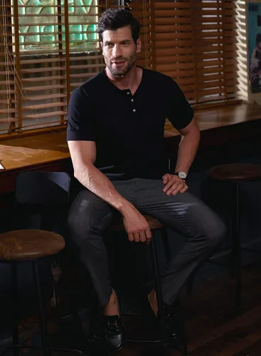 Vista 3 de Camiseta casual Henley de manga corta con cuello de muesca para hombre, camiseta de algodón sin cuello