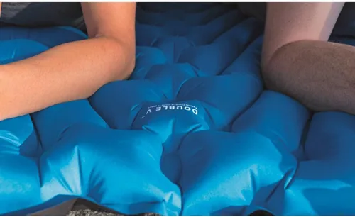 Vista 4 de Klymit Colchoneta de dormir aislada doble en V, colchón de aire ligero para acampar para tiendas de campaña y autos con mapeo corporal Tech Blue-2020